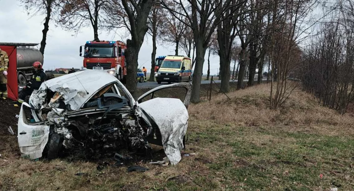 Wypadek na DK-60 w Świerczynku (gm. Drobin). Doszło do czołowego zderzenia osobówki z ciężarówką.