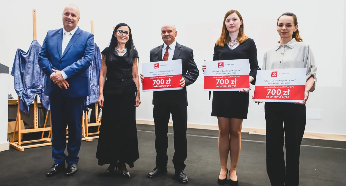 Na zdjęciu (po prawej) nagrodzeni bonami paliwowymi ORLEN czytelnicy Tygodnika Płockiego w jednej z poprzednich edycji Plebiscytu