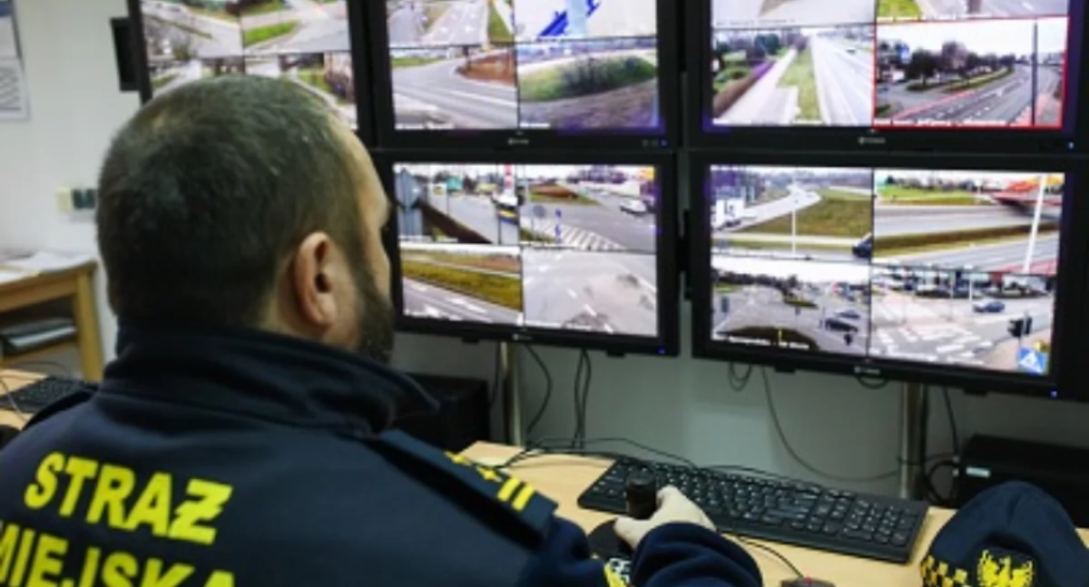  Operatorzy monitoringu obserwują przez całą dobę ulice miasta