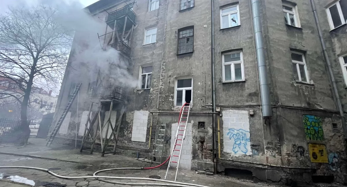 Straż Pożarna, stało kamienicy starówce Płocku zastępów straży akcji - zdjęcie, fotografia