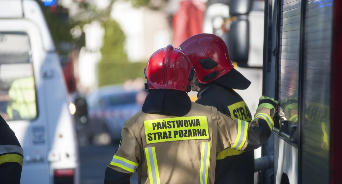 Straż Pożarna, Pożar Woźnikach Zapalił drewniany - zdjęcie, fotografia