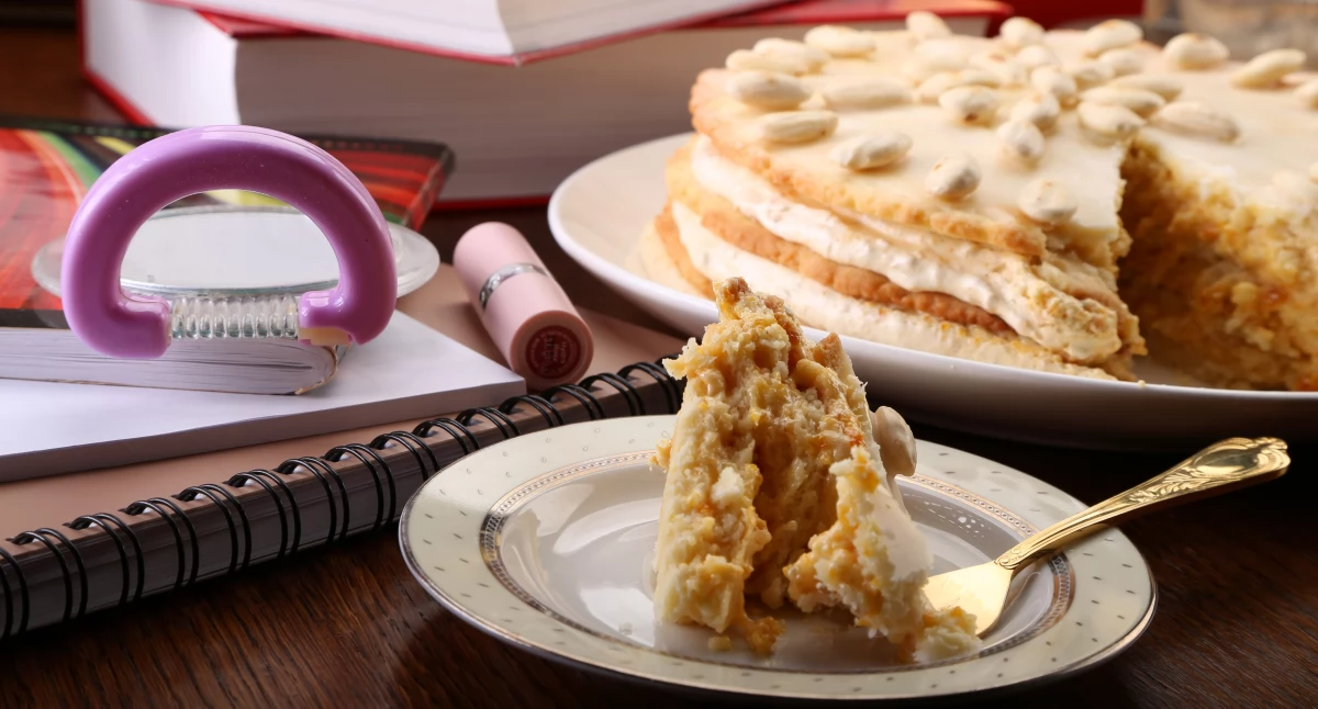 Kruchy tort krakowski