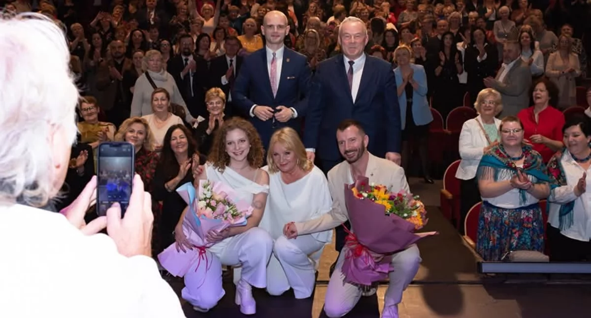 O tym się mówi, Życzenia kwiaty wspólna zabawa Dzień Kobiet świętowały mieszkanki powiatu płockiego - zdjęcie, fotografia