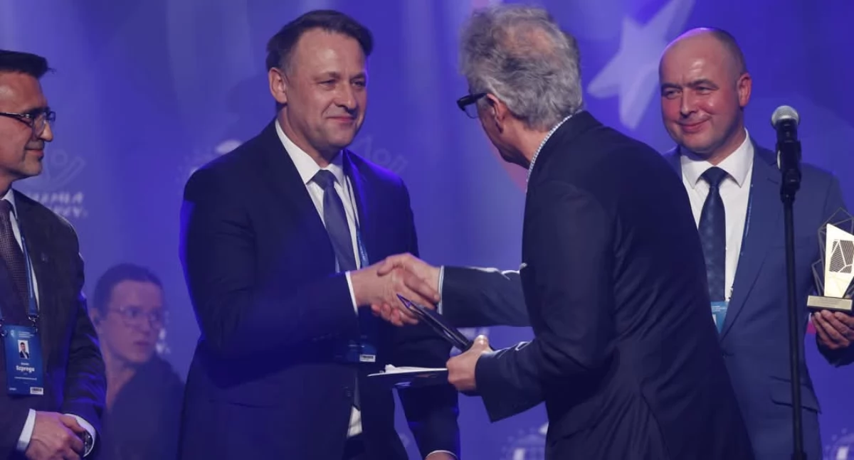 Wójt gminy Pacyna Tomasz Klimczak odbiera nagrodę „Mieszkańcy w Zasięgu”