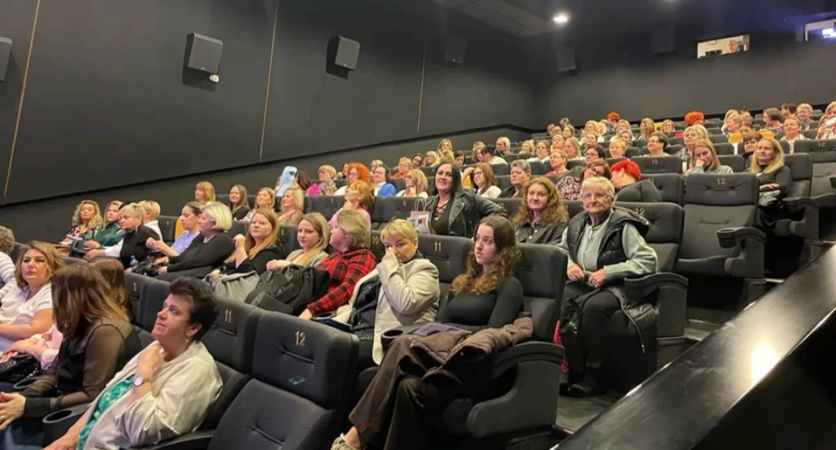 Warto wiedzieć, Seans filmowy prezenty dobra zabawa mieszkanki gminy Stara Biała świętowały Dzień Kobiet - zdjęcie, fotografia