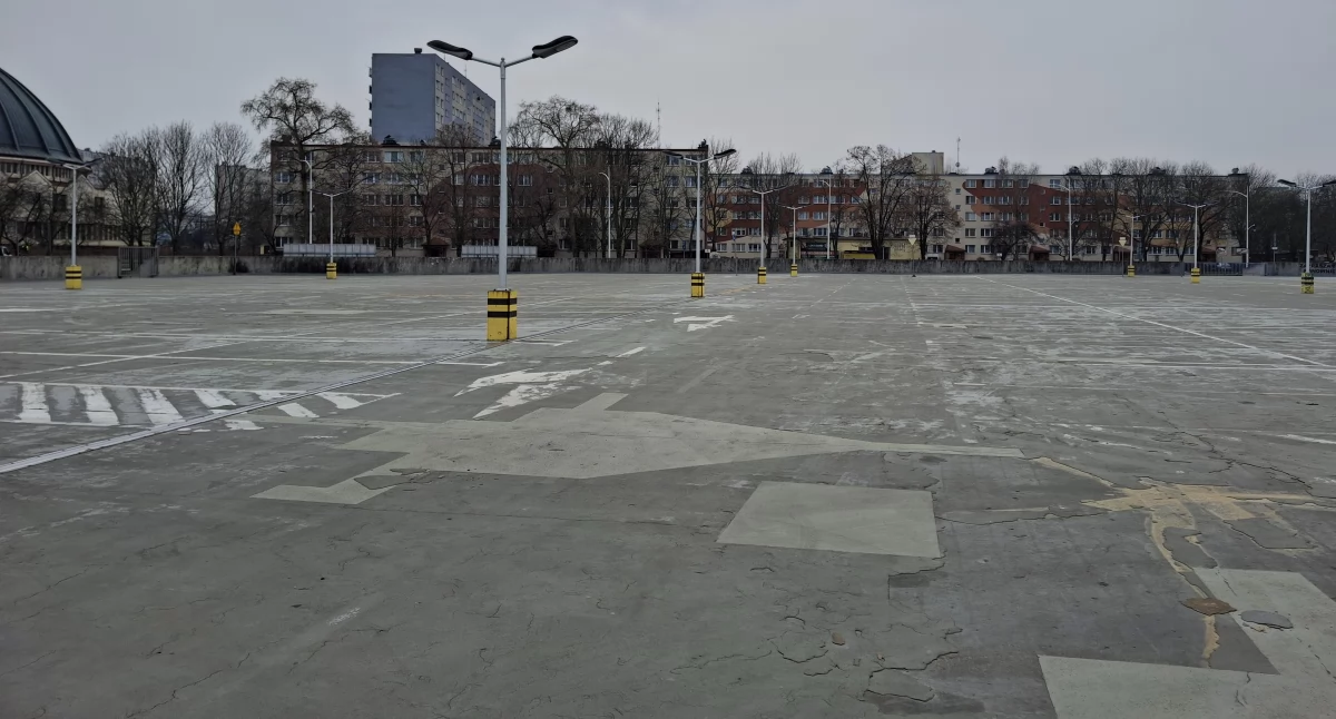 Dzieje się w Płocku, dalej parkingiem płockiej Orlen Arenie Urząd miasta rezygnuje remontu - zdjęcie, fotografia