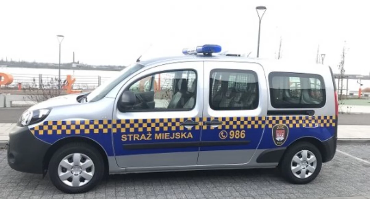 Straż miejska, Tatuś alkohol spacerze dziećmi Interweniowała Policja Straż Miejska - zdjęcie, fotografia