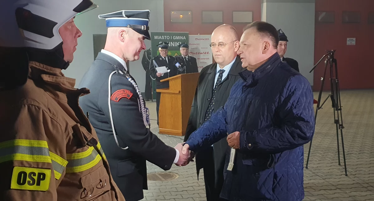 1.	Marszałek Adam Struzik – w obecności burmistrza Gabriela Wieczorka – dokonuje przekazania kluczyków do pojazdu 