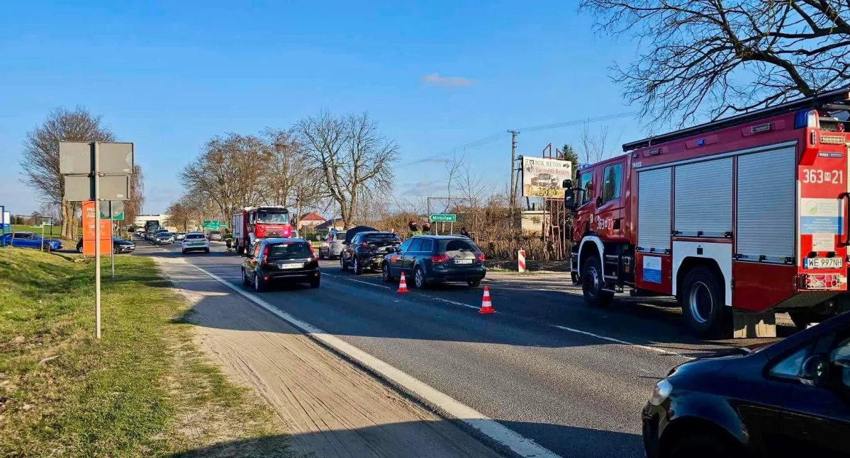 Wypadki, Kolizja trzech wyjeździe Płocka Kierowcy napotkali spore utrudnienia - zdjęcie, fotografia