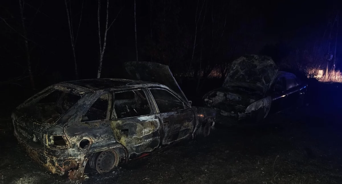 Straż Pożarna, Zapłonęły samochody północy Brudzeń Duży wezwano policjantów strażaków - zdjęcie, fotografia