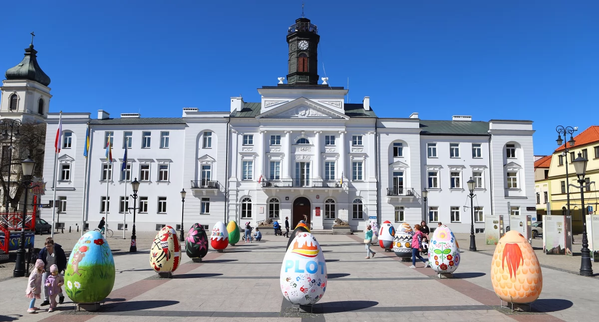 Wokół Nas, Wielkanocne pisanki przed ratuszem Płocku stoją! Kolorowa atrakcja wróciła Starówkę - zdjęcie, fotografia
