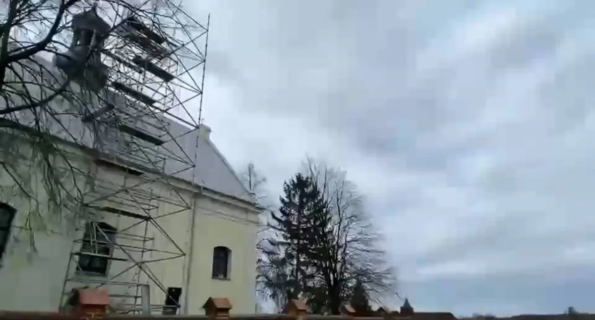 Mężczyzna spadł z dachu kościoła parafii pw. św. Szczepana w Bądkowie Kościelnym