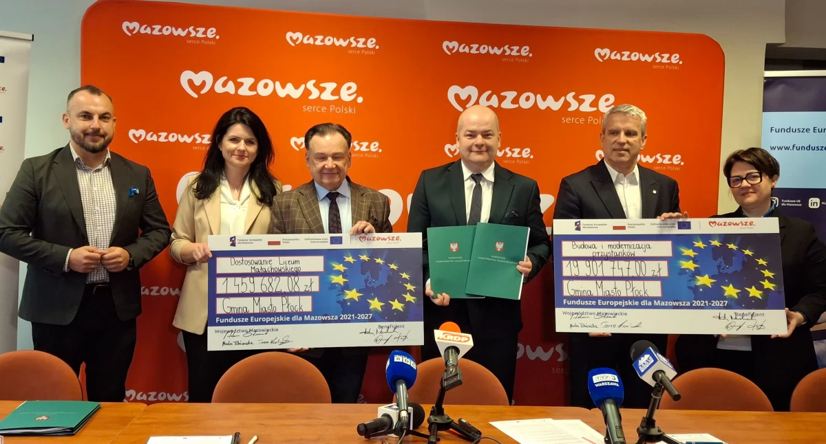 Dzieje się w Płocku, płockie projekty unijnym dofinansowaniem Umowy podpisane - zdjęcie, fotografia