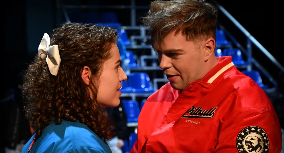 Teatr, sobotę premiera płockim teatrze Romeo Julia trybunach stadionu - zdjęcie, fotografia