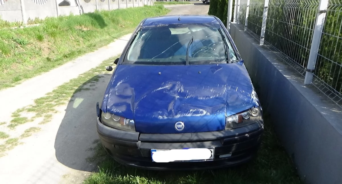 Pijany kierowca uderzył w ogrodzenie posesji