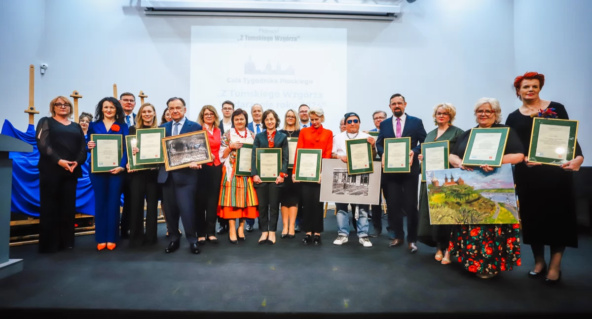 Plebiscyt Z Tumskiego Wzgórza, Rozstrzygnęliśmy edycję Plebiscytu Tumskiego Wzgórza” Wydarzenie przypadły miedzioryty uhonorowani akrylową Panoramą Płocka które osoby dostały linoryty - zdjęcie, fotografia
