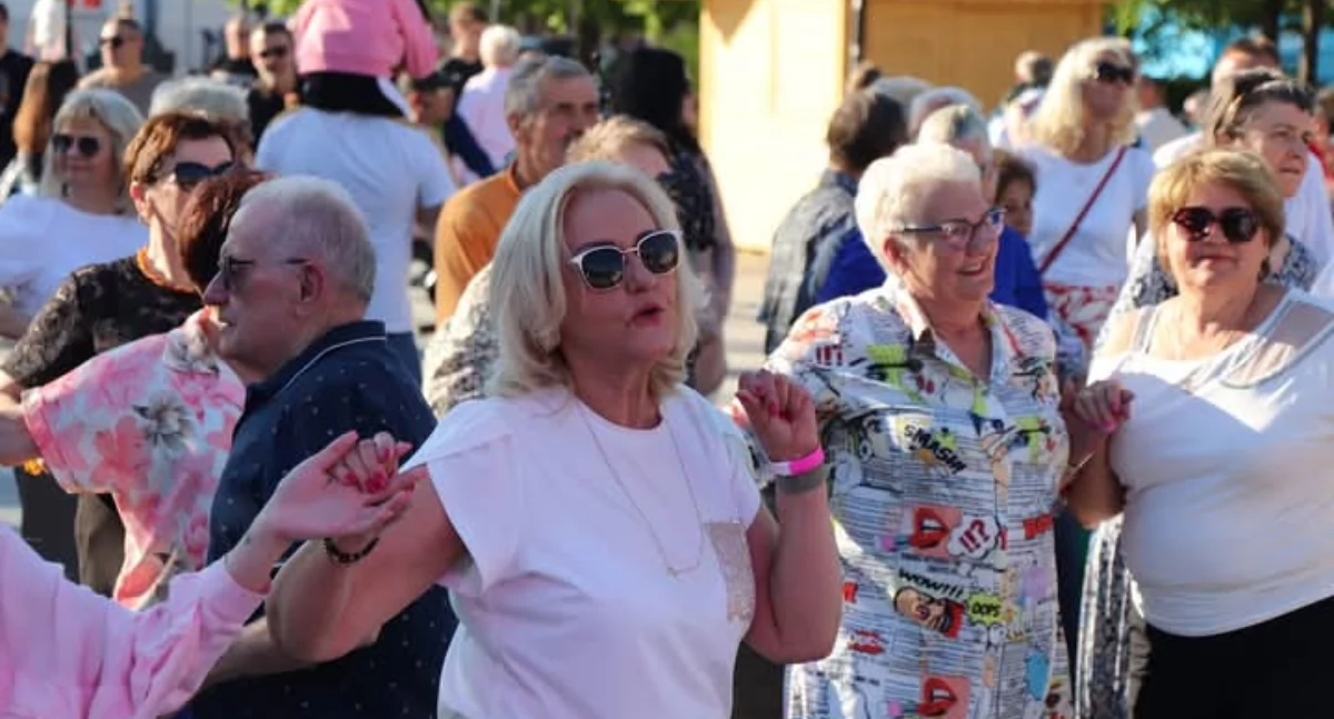 O tym się mówi, Roztańczona majówka Tłumy seniorów płockiej starówce - zdjęcie, fotografia