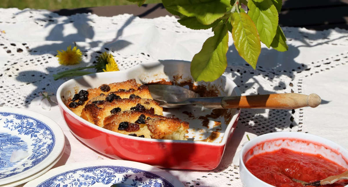 Pudding chlebowo-maślany z wiosennym dżemem