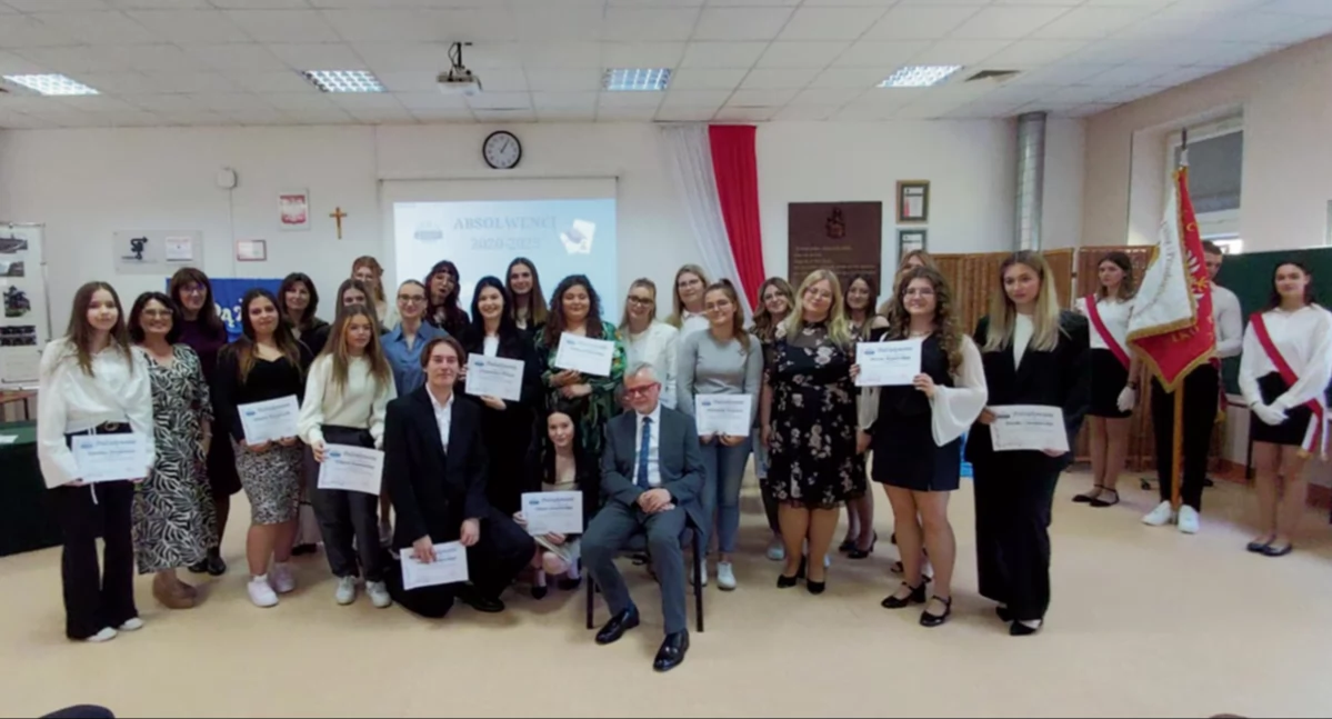 Edukacja, Płocka szkoła świętuje wielki jubileusz Kształcą - zdjęcie, fotografia