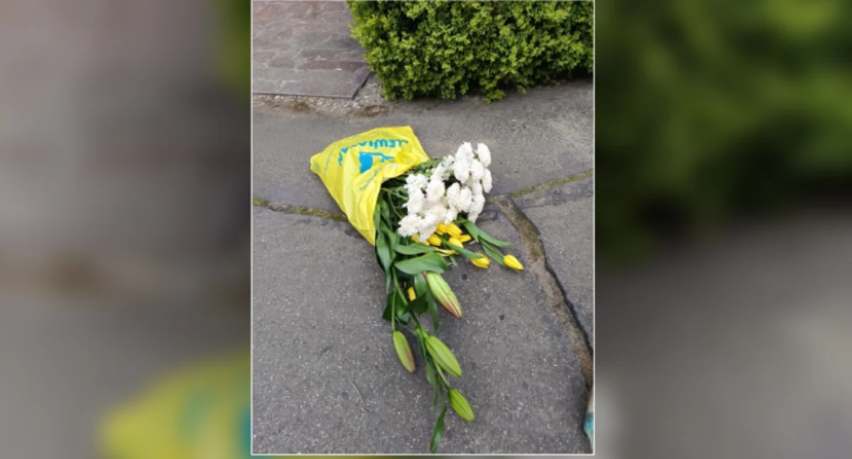Złodzieje ukradzione kwiaty z grobów schowali do reklamówki