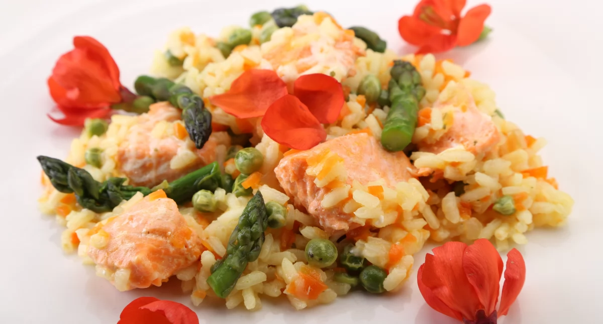 Risotto z łososiem i zielonymi szparagami