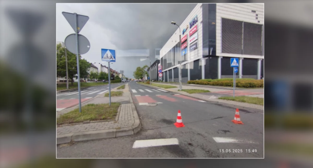 Zatarasowany wjazd do galerii od strony ul. Czawartaków 