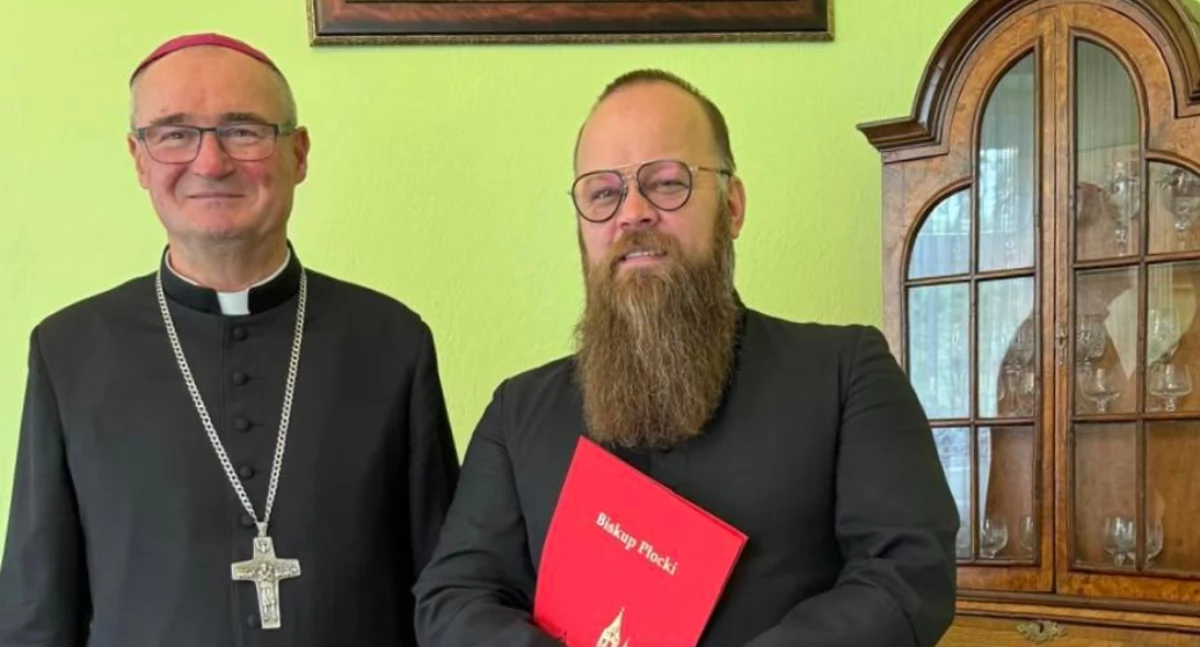 Ks. Grzegorz Walczak przyjął z rąk biskupa Szymona Stułkowskiego dekret, w którym powierzona została mu wspólnota parafialna w Mochowie