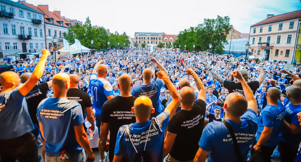 Piłka nożna, Kibice zawodnicy wspólnie świętowali Starym Rynku Płocku! Wisła Płock wraca Ekstraklasy! - zdjęcie, fotografia