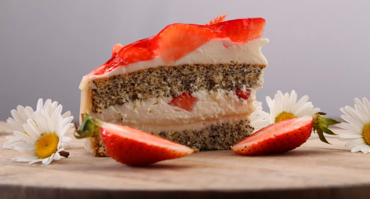 Tort makowo - truskawkowy