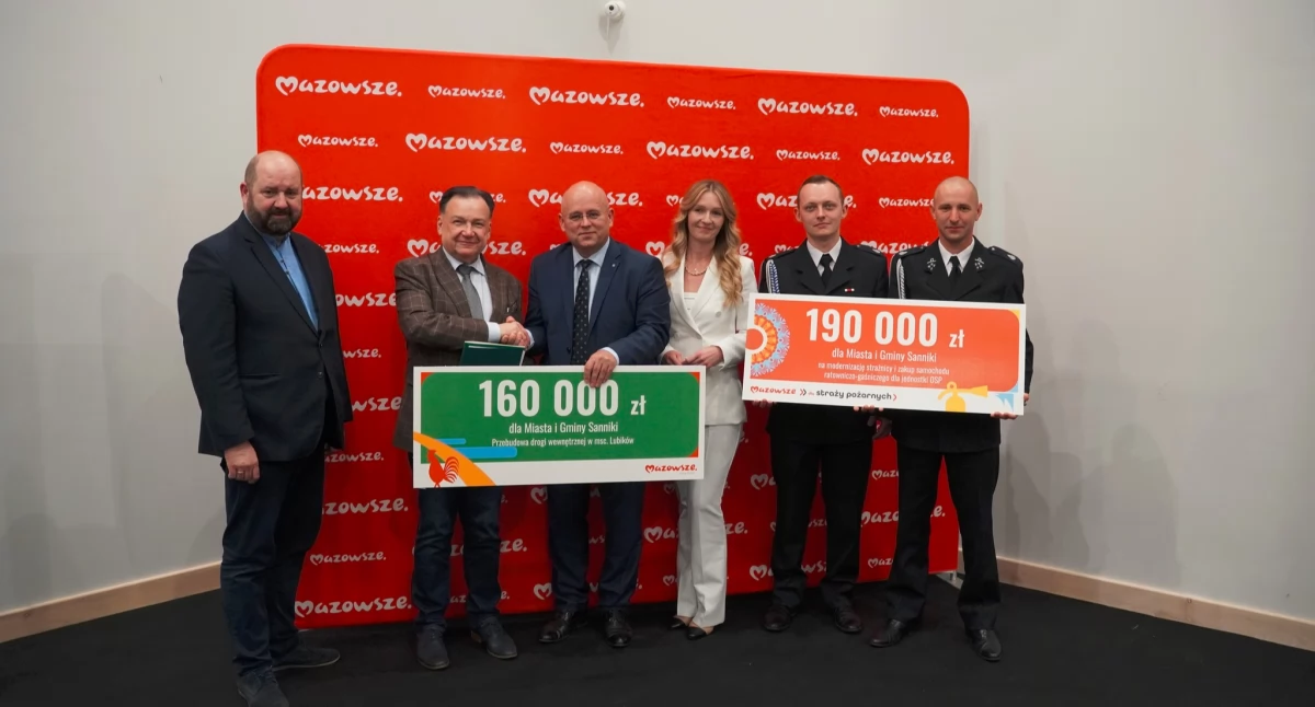 Burmistrz Gabriel Wieczorek (w środku) podczas podpisania umów z marszałkiem Mazowsza Adamem Struzikiem (drugi z lewej) na dofinansowanie trzech zadań przeznaczonych do realizacji na terenie Miasta i Gminy Sanniki