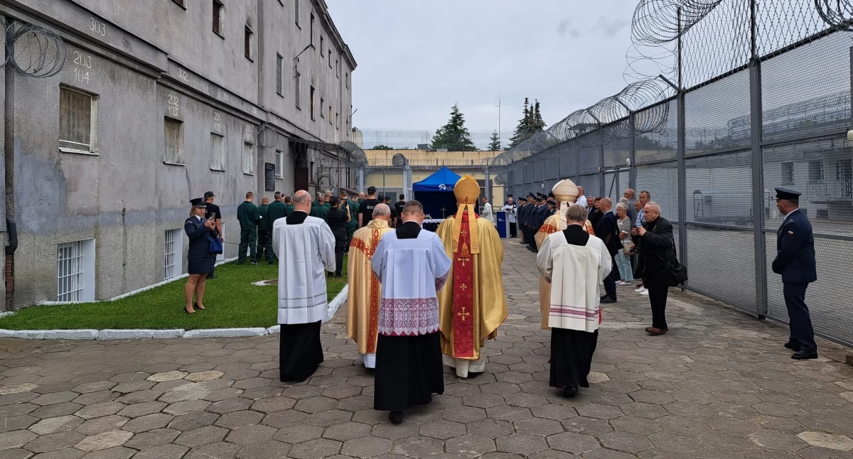 Warto wiedzieć, Legat papieski wizytą Zakładzie Karnym Płocku Ważna rocznica ważne słowa - zdjęcie, fotografia