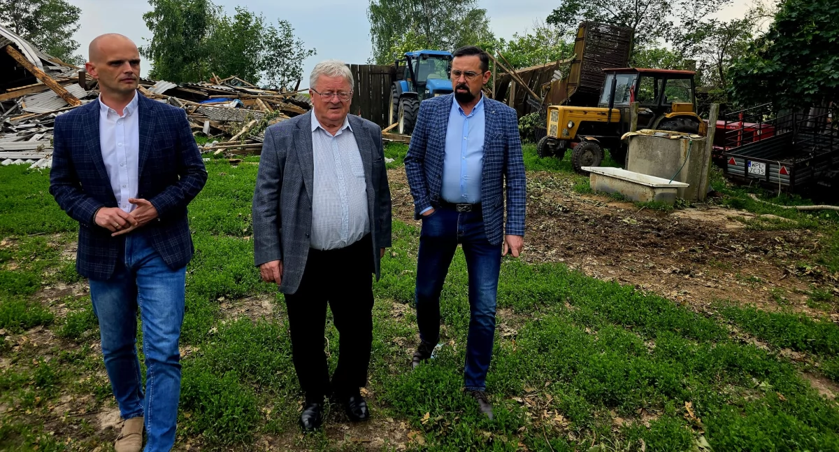 O tym się mówi, szacowanie strat nawałnicy powiecie płockim poszkodowanymi rozmawiał minister Czesław Siekierski - zdjęcie, fotografia