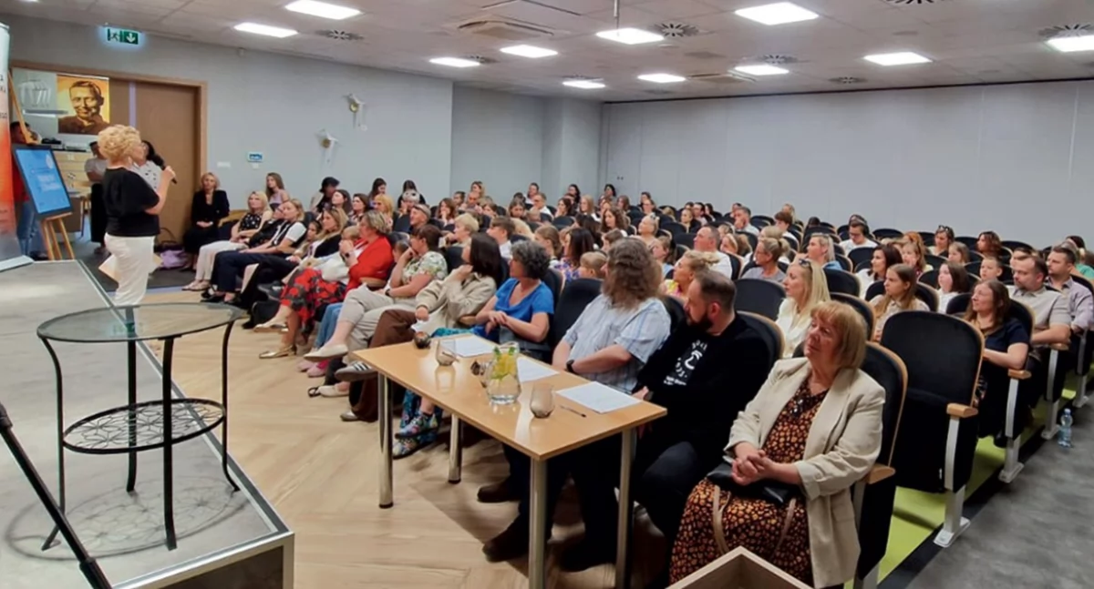 Książka, edycja konkursu recytatorskiego „Pięknie człowiekiem” Książnicy Płockiej - zdjęcie, fotografia