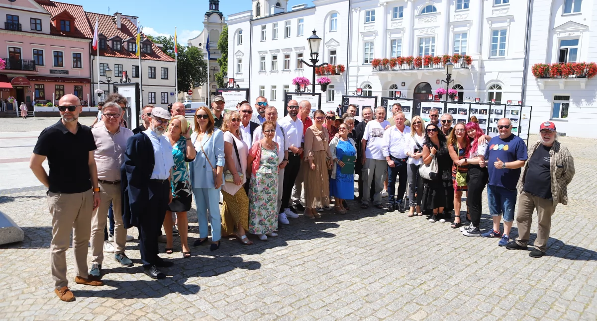 Wystawa, Teatru Otwarcie plenerowej wystawy Starym Rynku Płocku - zdjęcie, fotografia