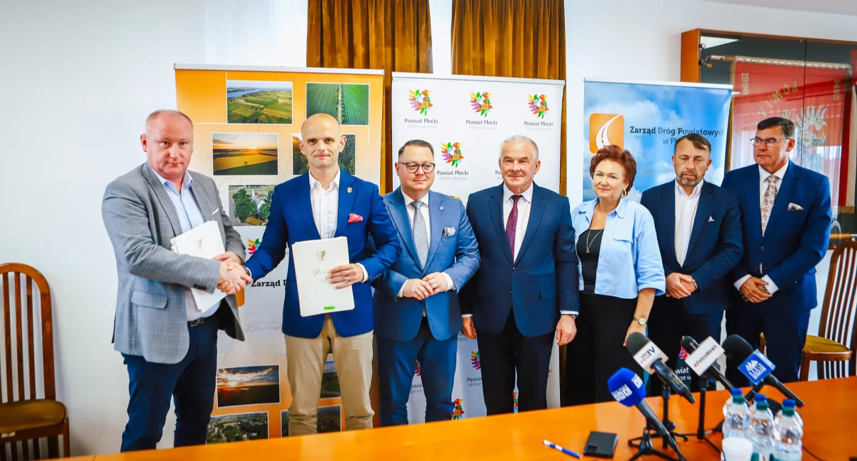 Starosta płocki Sylwester Ziemkiewicz właśnie podpisał umowy z wykonawcą na realizację kolejnych inwestycji drogowych. Chodzi o drogi w Lipiankach i Strupczewie, ścieżkę rowerową Srebrna – Draganie oraz kolejny etap trasy Rogozino – Białkowo – Szczytno.