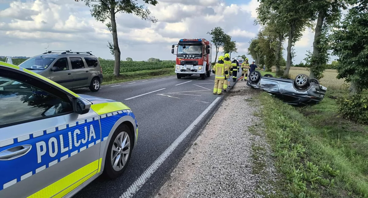 Wypadki, Niebezpieczna sytuacja Płockiem krajowej Dachowanie osobówki - zdjęcie, fotografia