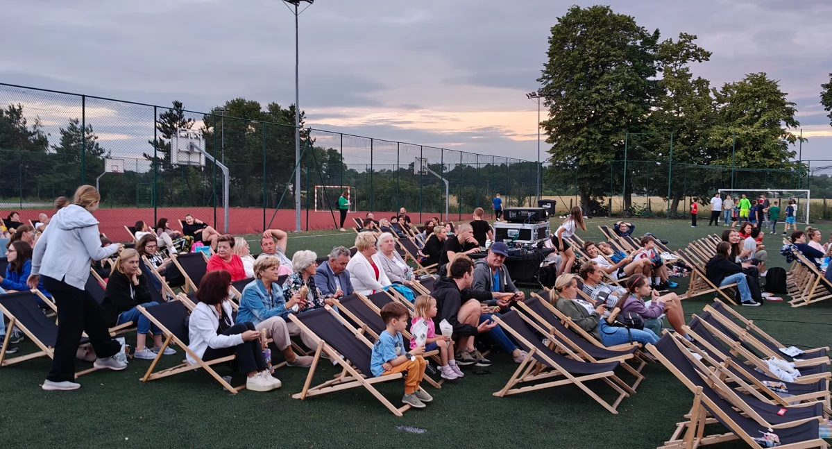 Podczas pierwszego – czerwcowego spotkania filmowego pod chmurką było wspólne oglądanie wzruszającego filmu „Cudowny chłopak”. Tym razem (1 sierpnia) organizatorzy zapraszają do rodzinnego oglądania filmu „Odlot”
