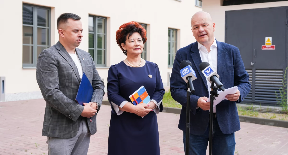 O rozbudowie i modernizacji Urzędu Stanu Cywilnego  podczas konferencji prasowej opowiadali (od prawej): prezydent Płocka Andrzej Nowakowski, Ewa Wierzbicka – kierownik USC, Albert Dyna – sekretarz Miasta Płocka  