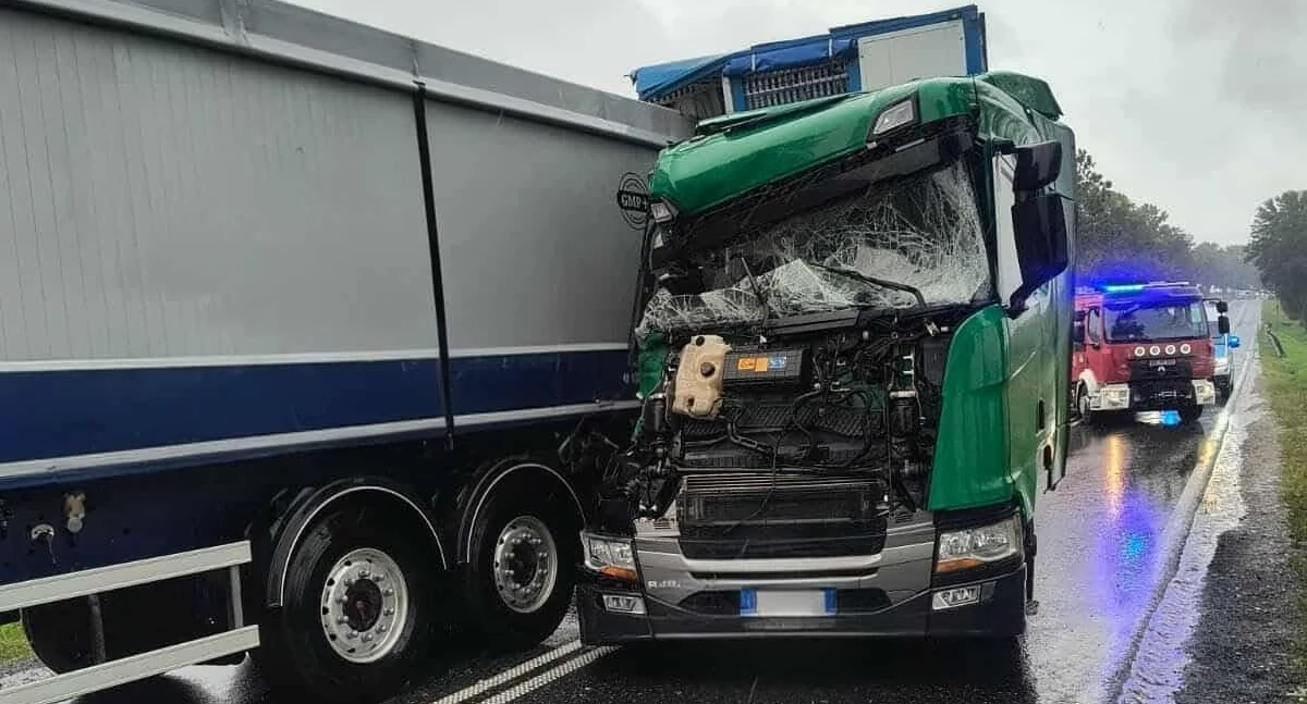Wypadki, Płock Zderzenie trzech ciężarówek Droga kierunku Drobina całkowicie zablokowana - zdjęcie, fotografia