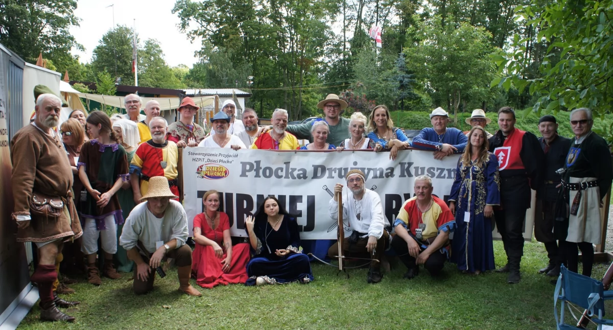 Uczestnicy 35. Mistrzostw Polski w Strzelaniu z Kuszy Historycznej