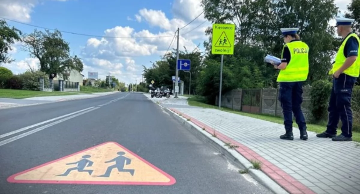 Policjanci Wydziału Ruchu Drogowego płockiej komendy sprawdzali prawidłowość oznakowania dróg w obrębie placówek oświatowych 