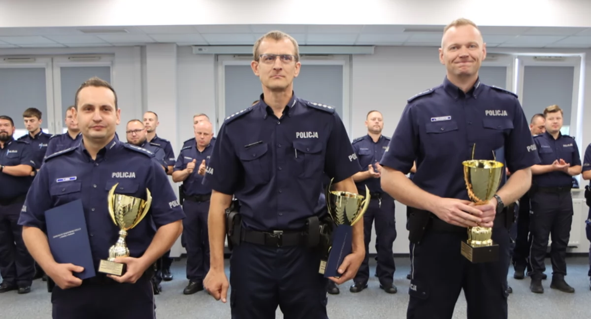 (Od prawej) Asp. Jakub Tomaszewski z Komendy Miejskiej Policji w Płocku, asp. szt. Karol Mazurkiewicz z Komendy Powiatowej Policji w Lipsku i st. asp. Krzysztof Kruk z Komendy Miejskiej Policji w Płocku.