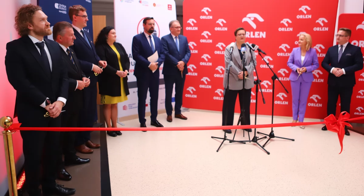 Uroczyte przecięcie wstęgi podczas otwarcia Branżowego Centrum Umiejętności w Płocku