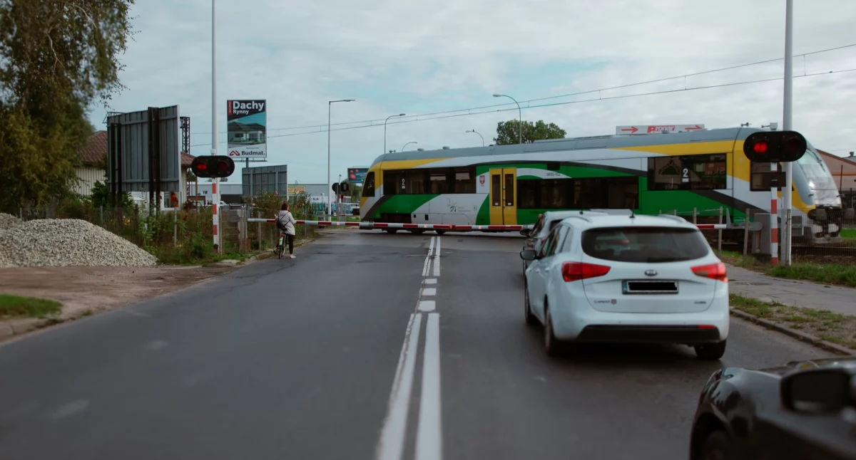 Warto wiedzieć, Zamknięcie przejazdu kolejowego ulicy Bielskiej Płocku pojadą autobusy - zdjęcie, fotografia