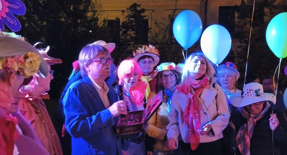 Roman Siemiątkowski - wiceprzewodniczący Rady Miasta symbolicznie przekazał seniorom klucze do bram Płocka