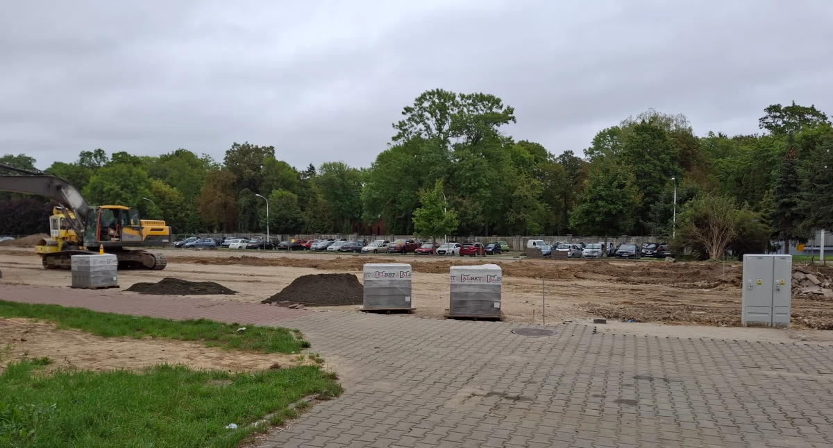 Inwestycje w Płocku, Zmiany Kobylińskiego basen powstaje parking - zdjęcie, fotografia