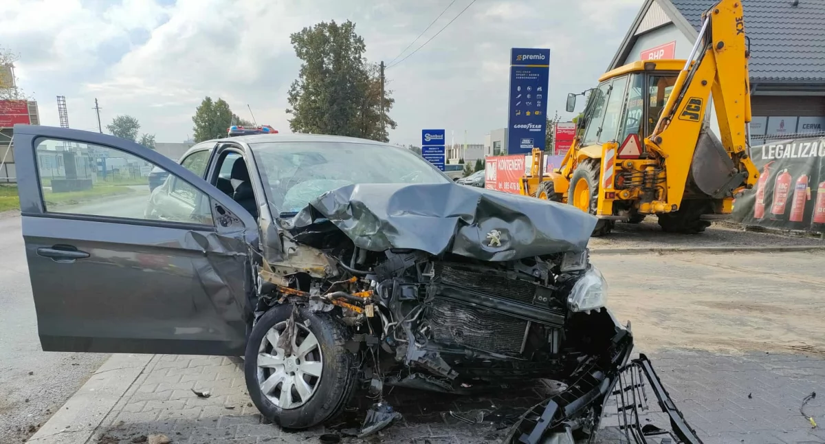 Osobówka uderzyła w koparkę