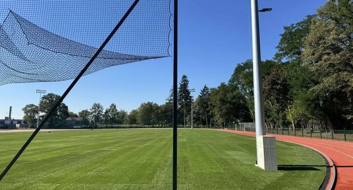 Inwestycje, Gostynin szykuje otwarcia Stadionu Miejskiego Sportowe święto października - zdjęcie, fotografia