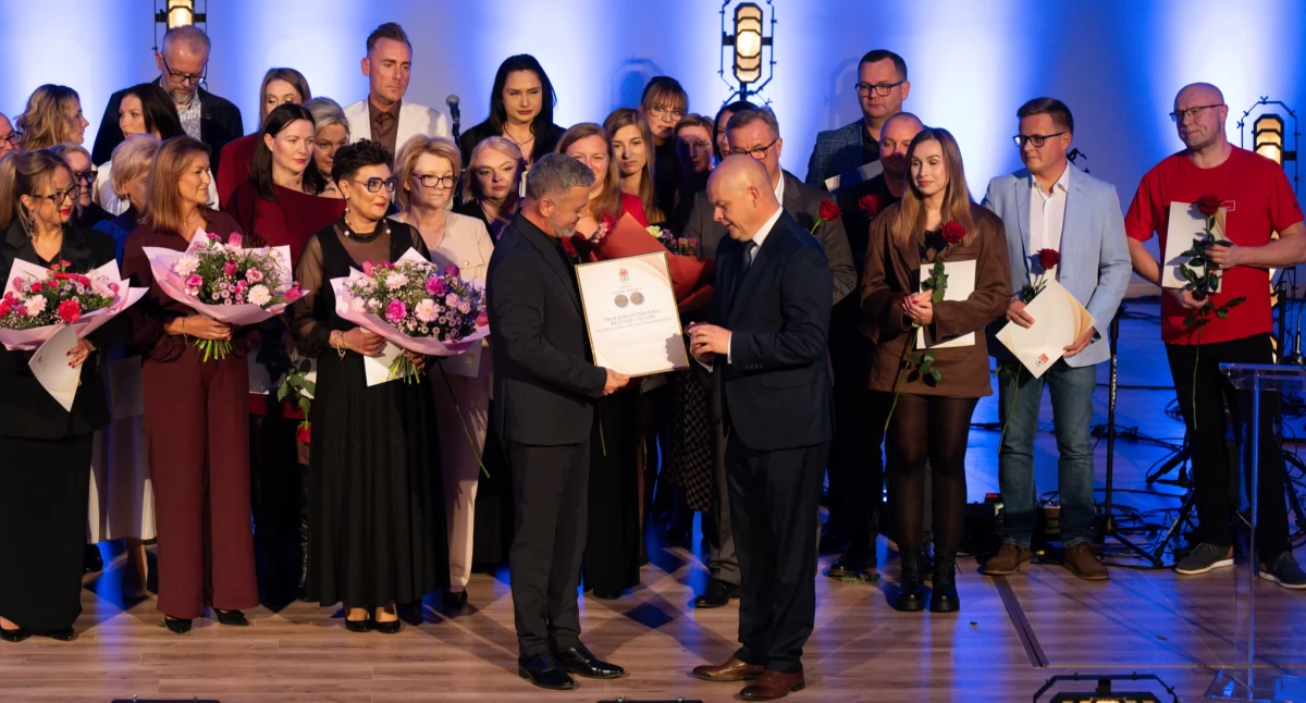 Podczas jubileuszowej gali pracownicy POKiS zostali uhonorowani odznaczeniami i medalami przyznanymi przez Ministerstwo Kultury i Dziedzictwa Narodowego, prezydenta Płocka, marszałka województwa mazowieckiego