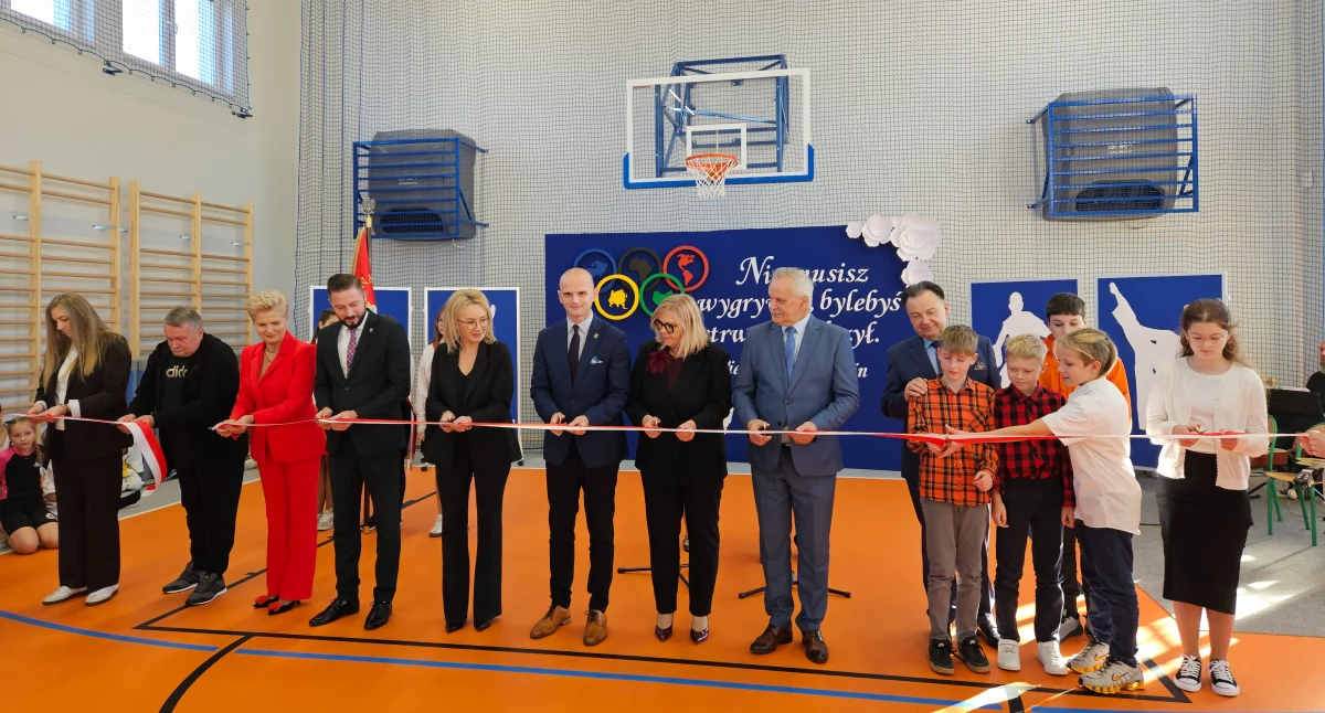 Podczas otwarcia sali gimnastycznej w Ciachcinie nie mogło zabraknąć symbolicznego przecięcia wstęgi